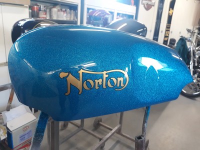 Norton comando 750 , nádrž , lakování, třpytky, vysoký lesk, veterán, motocykl